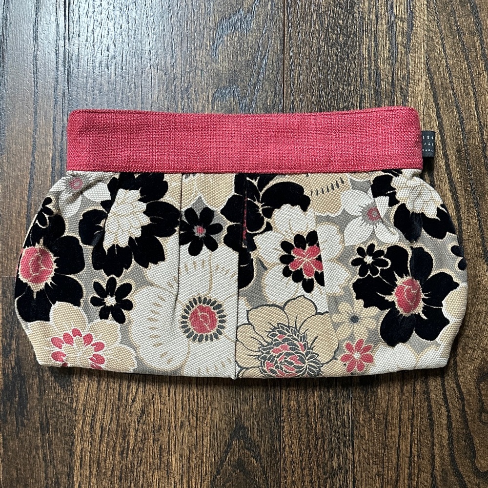 1154 Lill Studio Floral Clutch